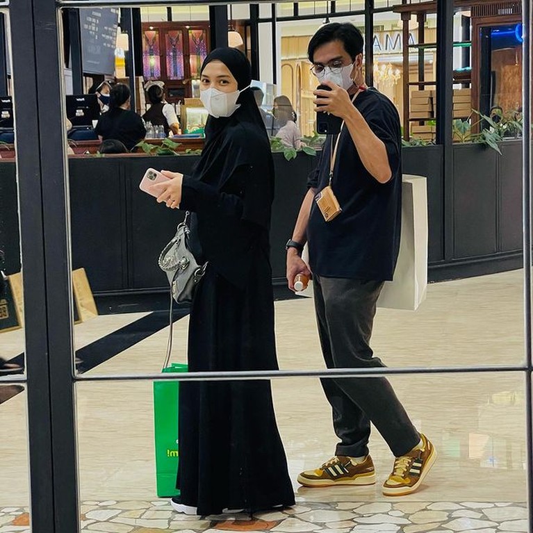 8 Potret Bahagia Keluarga Ricky Harun Setelah Hijrah Ricky Harun memutuskan untuk hijrah setelah menikah dengan kekasihnya, Herfiza. Yuk intip kehidupan keluarga mereka setelah hijrah!