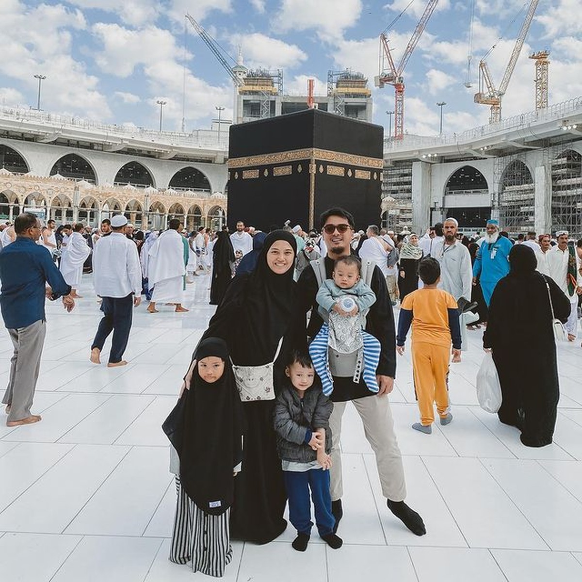 Ricky Harun memutuskan untuk hijrah setelah menikah dengan kekasihnya&comma; Herfiza&period; Yuk intip kehidupan keluarga mereka setelah hijrah&excl;