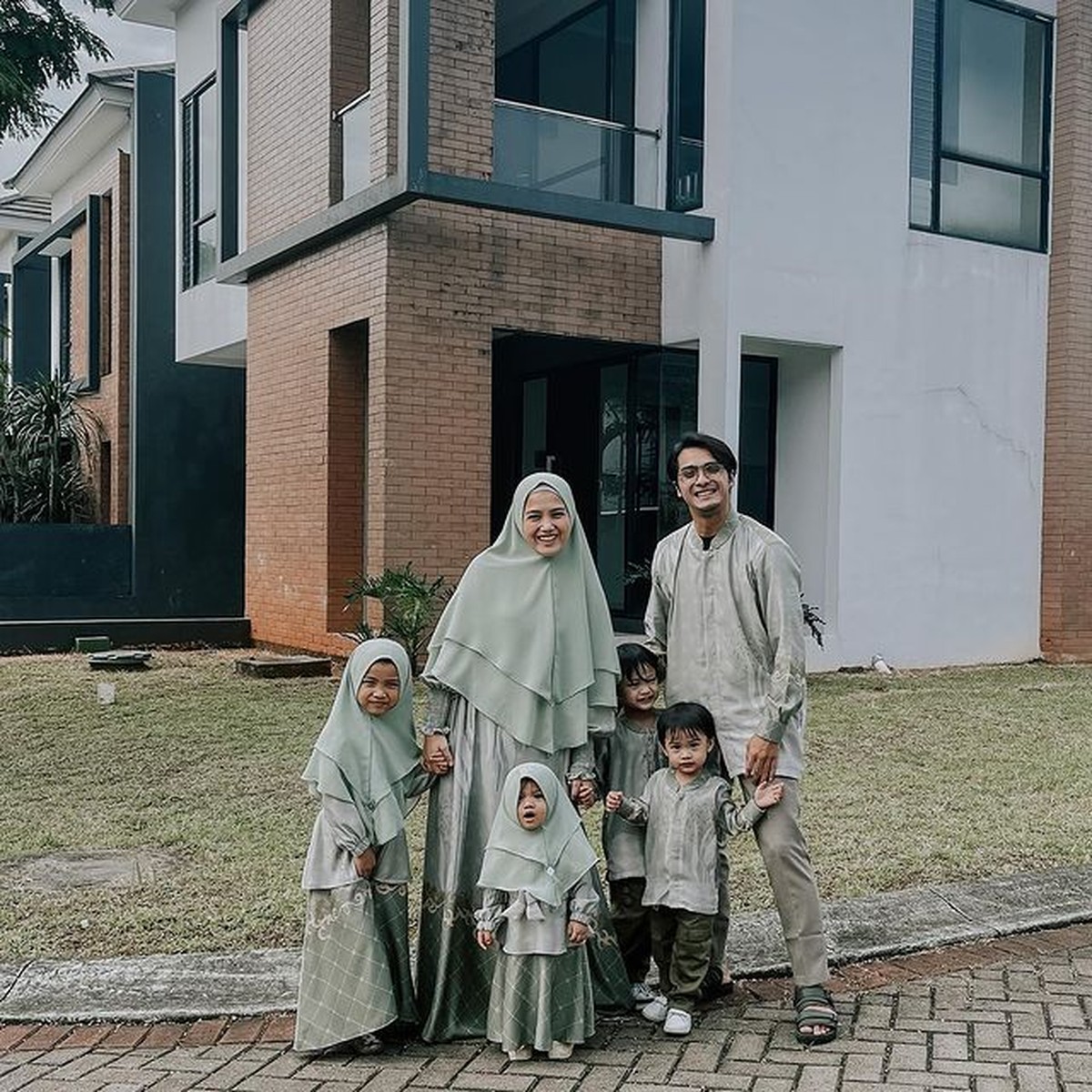 Ricky Harun memutuskan untuk hijrah setelah menikah dengan kekasihnya&comma; Herfiza&period; Yuk intip kehidupan keluarga mereka setelah hijrah&excl;