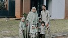 Ricky Harun memutuskan untuk hijrah setelah menikah dengan kekasihnya&comma; Herfiza&period; Yuk intip kehidupan keluarga mereka setelah hijrah&excl;