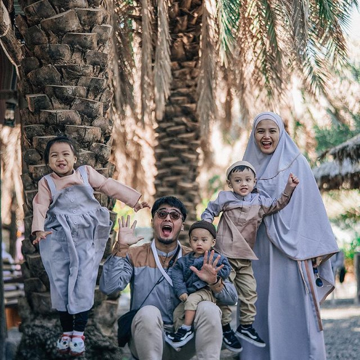Ricky Harun memutuskan untuk hijrah setelah menikah dengan kekasihnya&comma; Herfiza&period; Yuk intip kehidupan keluarga mereka setelah hijrah&excl;