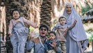 Ricky Harun memutuskan untuk hijrah setelah menikah dengan kekasihnya&comma; Herfiza&period; Yuk intip kehidupan keluarga mereka setelah hijrah&excl;