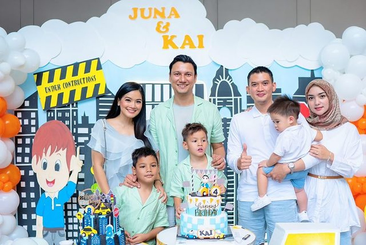 Titi Kamal dan Christian Sugiono baru saja menggelar pesta meriah merayakan ulang tahun kedua putranya dihadiri para seleb&period; Yuk intip&excl;