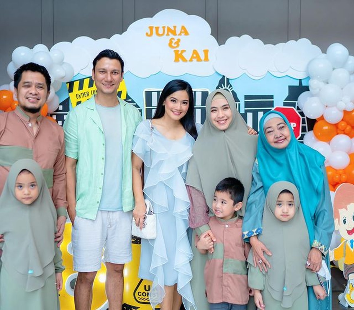 Titi Kamal dan Christian Sugiono baru saja menggelar pesta meriah merayakan ulang tahun kedua putranya dihadiri para seleb&period; Yuk intip&excl;