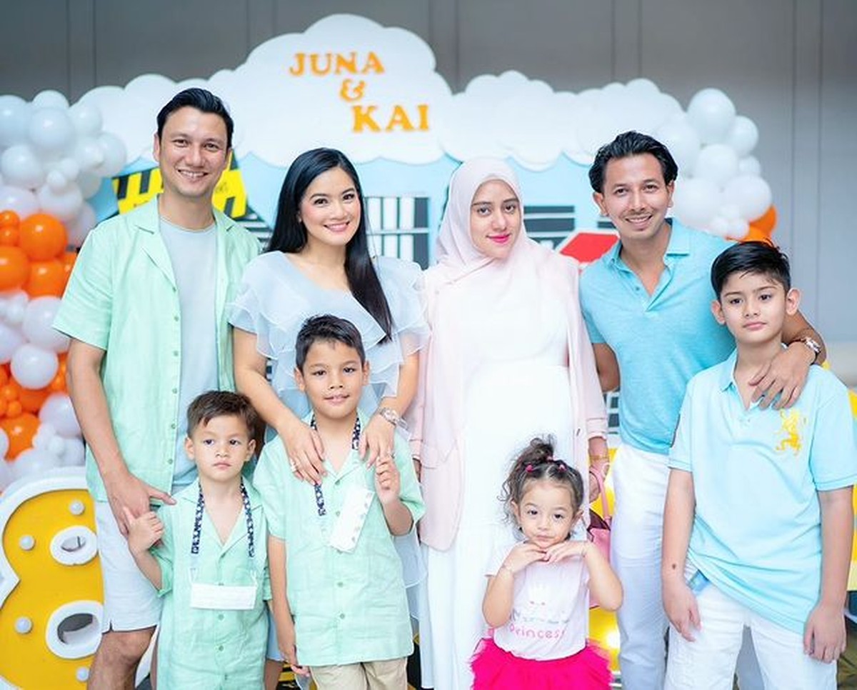 Titi Kamal dan Christian Sugiono baru saja menggelar pesta meriah merayakan ulang tahun kedua putranya dihadiri para seleb&period; Yuk intip&excl;