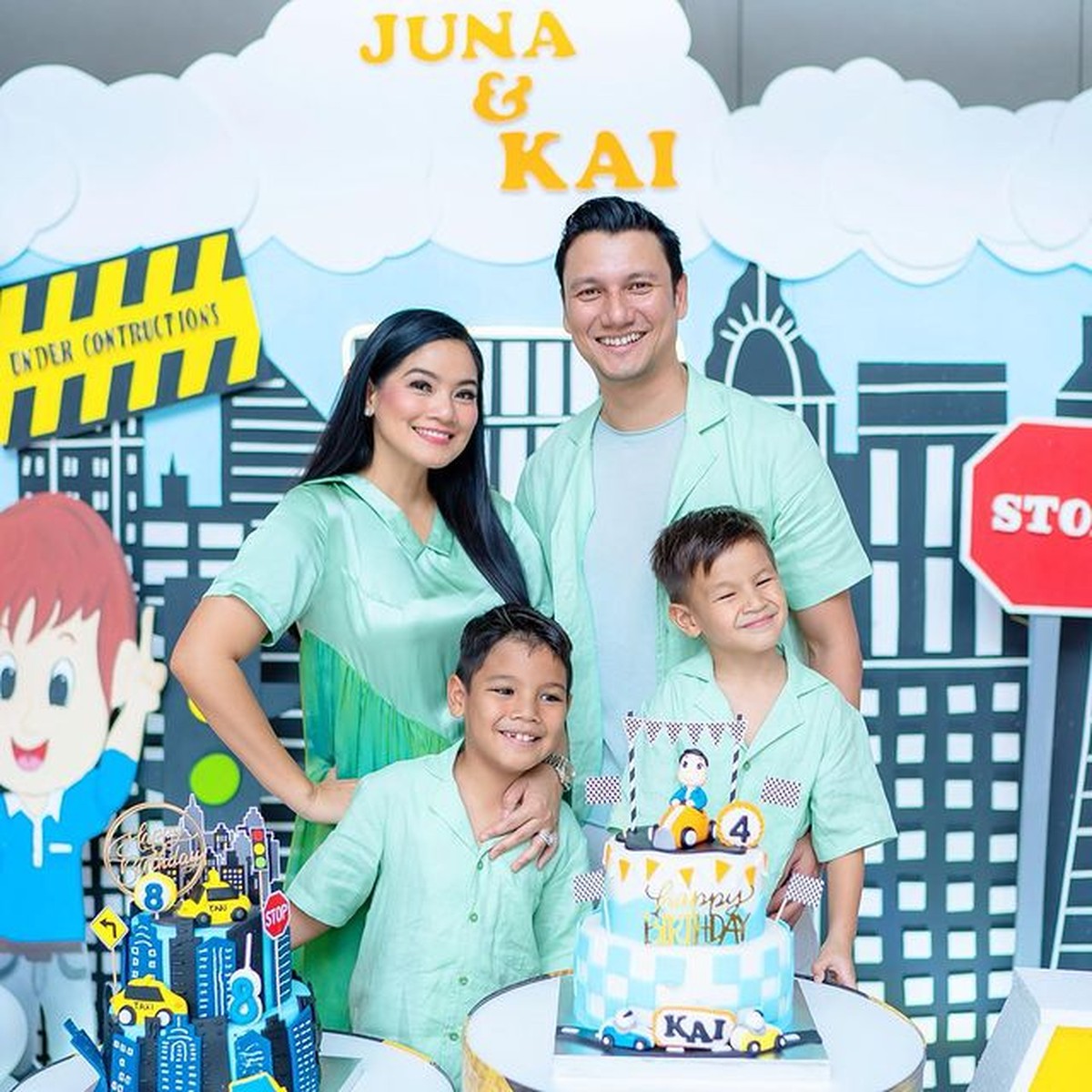 Titi Kamal dan Christian Sugiono baru saja menggelar pesta meriah merayakan ulang tahun kedua putranya dihadiri para seleb&period; Yuk intip&excl;