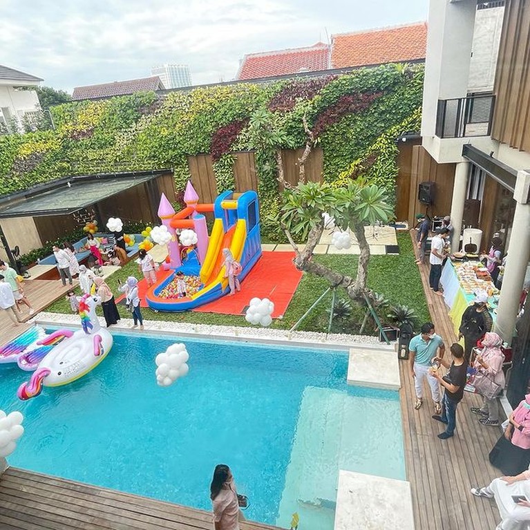 9 Foto Pesta Ulang Tahun Anak Titi Kamal & Christian Sugiono Titi Kamal dan Christian Sugiono baru saja menggelar pesta meriah merayakan ulang tahun kedua putranya dihadiri para seleb. Yuk intip!