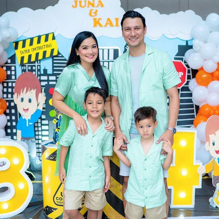 Titi Kamal dan Christian Sugiono baru saja menggelar pesta meriah merayakan ulang tahun kedua putranya dihadiri para seleb. Yuk intip!
