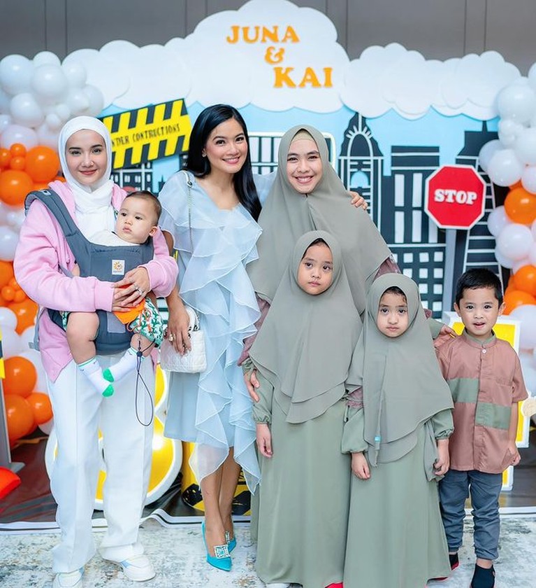 Titi Kamal dan Christian Sugiono baru saja menggelar pesta meriah merayakan ulang tahun kedua putranya dihadiri para seleb. Yuk intip!