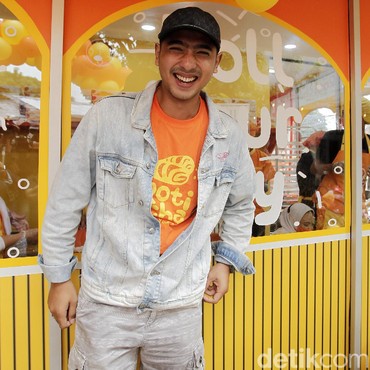 Tengok Deretan Bisnis Kuliner Arya Saloka, Warung Burjo hingga Boba