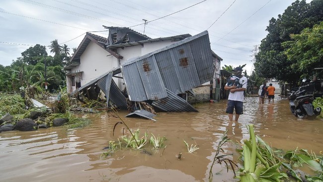 PLN menyebut delapan tiang dan 23 unit gardu distribusi yang memasok listrik untuk 4.085 pelanggan rusak akibat banjir di Pemenang, Lombok Utara, NTB.