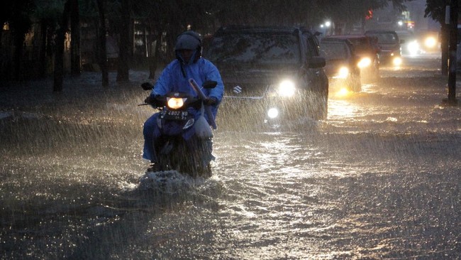 Seorang anak berusia 14 tahun tewas tersengat listrik saat menerobos banjir Makassar.