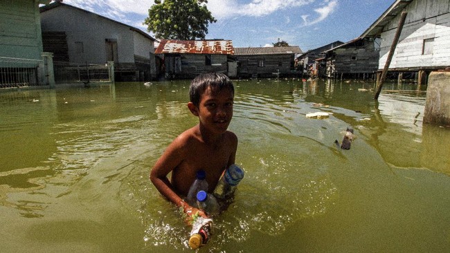 Banjir rob berdampak kepada 300 lebih KK atau 1.318 jiwa di tiga desa di Seram Bagian Timur.