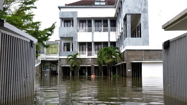 Lembaga Bantuan Hukum (LBH) Jakarta mengkritik RUU Penanggulangan Bencana (PB) karena masih mengkategorikan banjir sebagai bencana alam, bukan bencana ekologis.