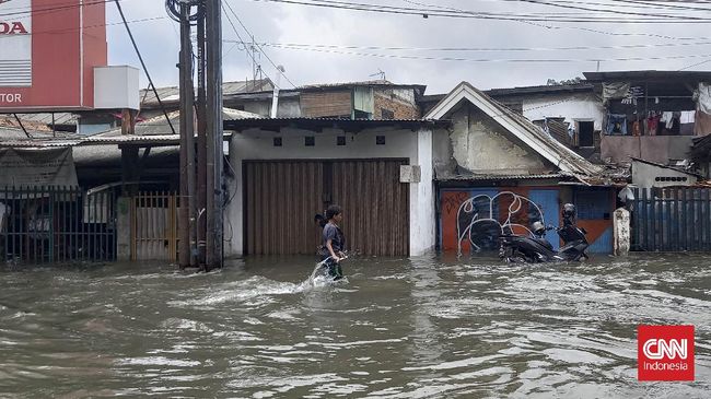 Banjir rob di kawasan Ancol, Jakarta Utara, sudah berlangsung lima hari yang memicu kerusakan rumah hingga peralatan elektronik.