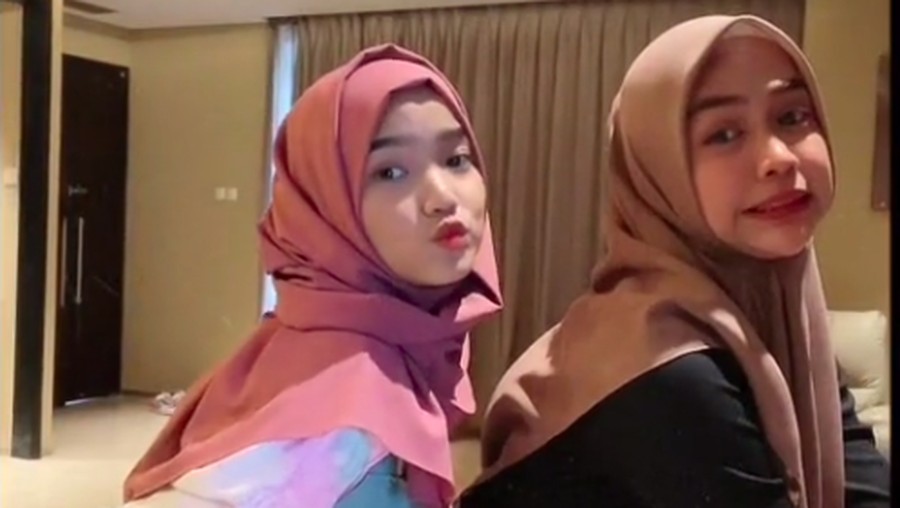 Bikin Salfok, Fuji Pakai Hijab saat TikTokan Bareng Ria Ricis Bikin Salfok, Fuji Pakai Hijab saat TikTokan Bareng Ria Ricis