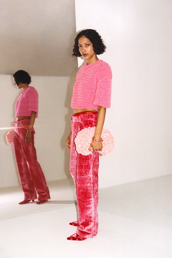 Bahan korduroi yang cenderung bernuansa maskulin bertransformasi menjadi lebih lembut dan feminin dalam pulasan warna pink. Foto: Courtesy of Bottega Veneta