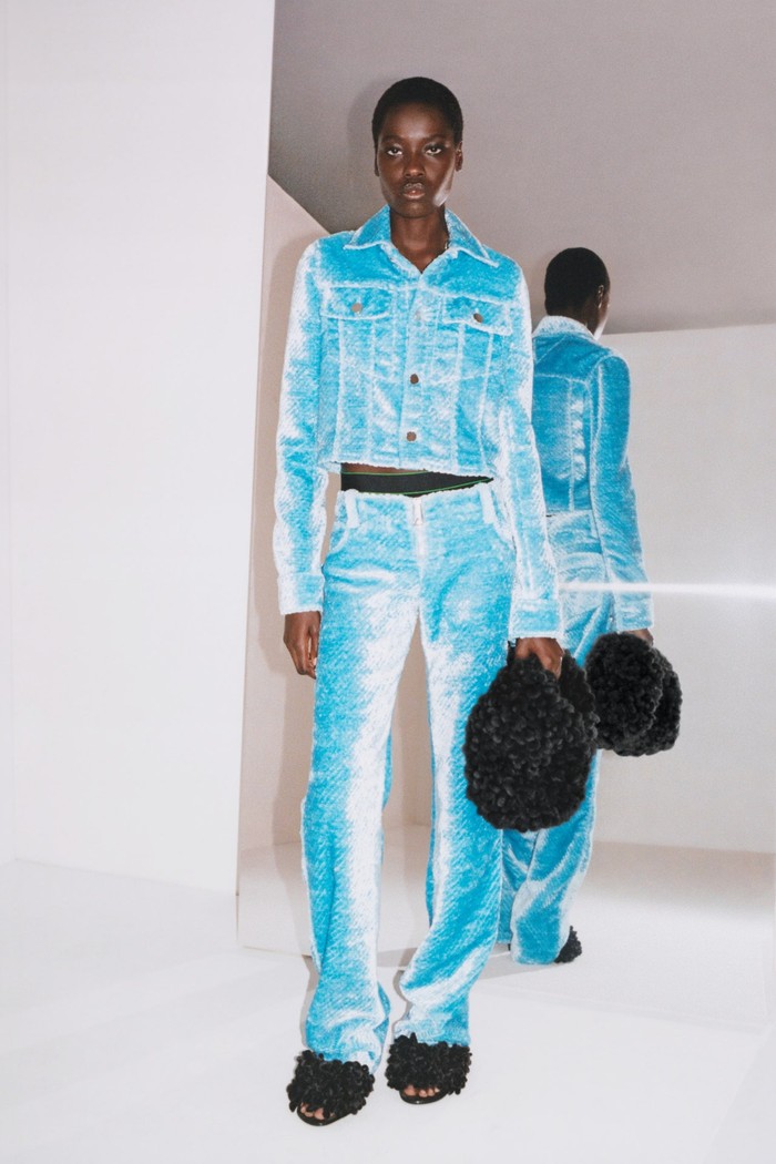 Alternatif pengganti gaya denim on denim! Pilih warna biru yang lembut untuk tampil playful dan retro dalam memakai busana serba korduroi. Foto: Courtesy of Bottega Veneta