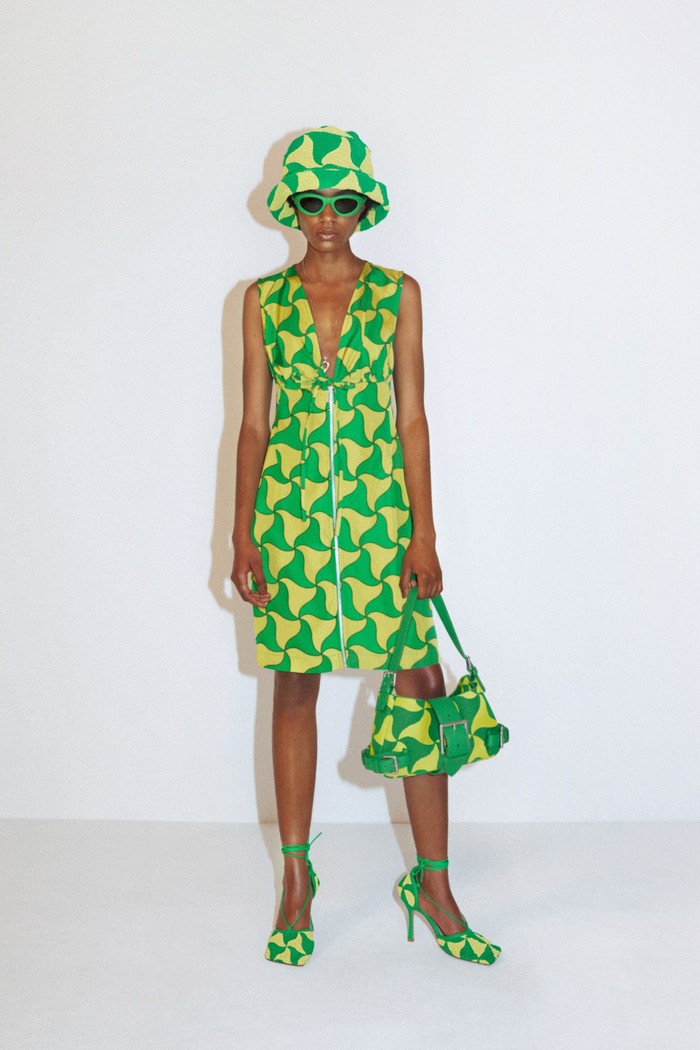 Selain bahan korduroi, gaya lain yang mendominasi koleksi Bottega Veneta resort 2022 ini adalah motif grafis bernuansa retro. Foto: Courtesy of Bottega Veneta