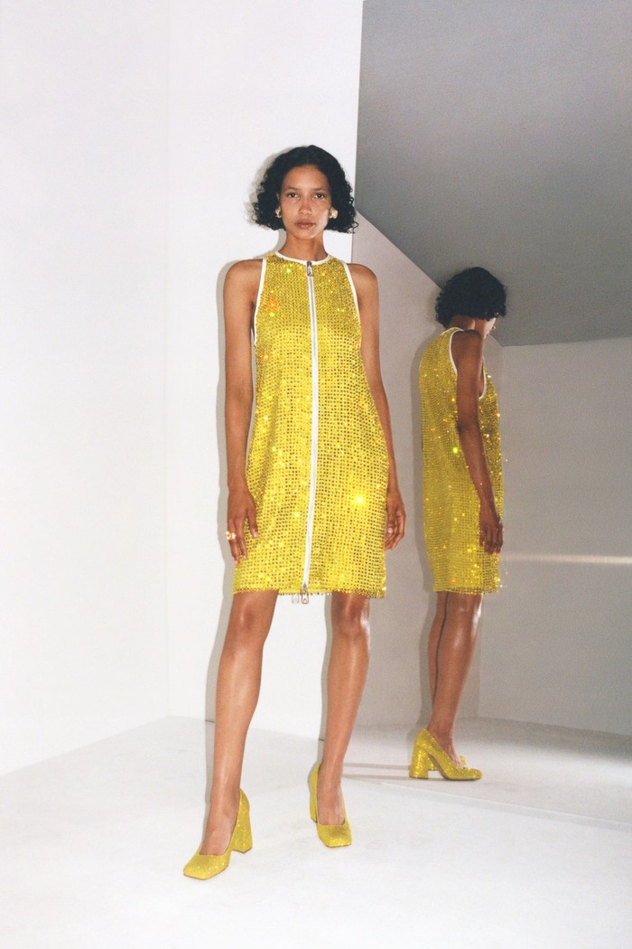 Mini dress model halterneck juga banyak hadir di koleksi ini. Salah satu yang menarik atensi adalah dalam pilihan material berkilau. Foto: Courtesy of Bottega Veneta