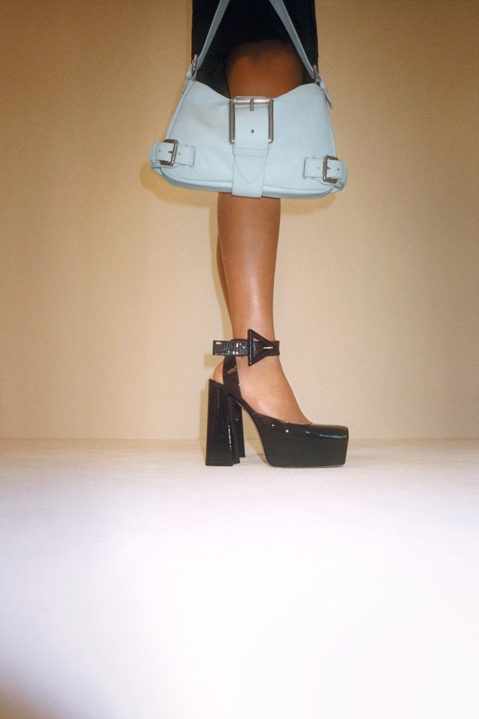 Tak hanya deretan kreasi ikonisnya, Bottega Veneta juga menawarkan sejumlah item baru seperti platform heels dan hobo bag aksen buckles. Foto: Courtesy of Bottega Veneta