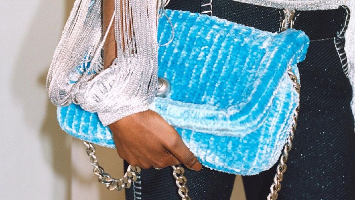 Tak hanya di busana, Bottega Veneta juga menjadikan bahan ini ke sebagai tas. Foto: Courtesy of Bottega Veneta