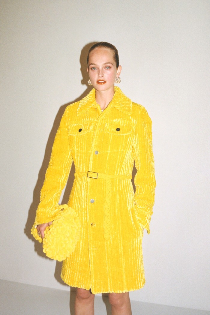 Definitely not your kinda yellow dress! Sebuah coat dress dalam warna kuning menyala berbahan korduroi terlihat lebih edgy dan playful. Foto: Courtesy of Bottega Veneta