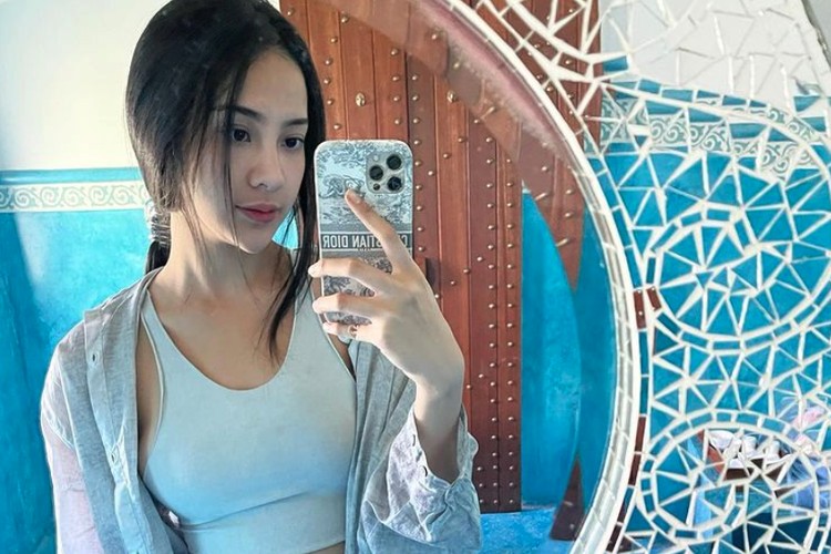 Anya Geraldine tahun ini melakukan diet hingga berat badannya turun 3 kg seminggu. Apa diet Anya Geraldine yang bisa Bunda tiru? Simak selengkapnya yuk.