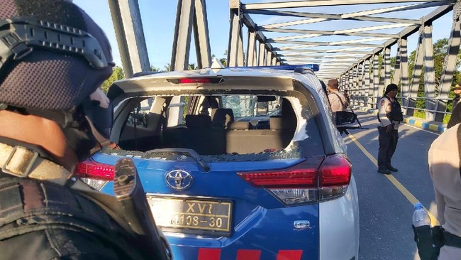Aparat menembaki warga Desa Tamilouw, Kabupaten Maluku Tengah, dengan peluru karet lantaran dianggap menghalangi penangkapan pelaku pembakaran kantor desa.