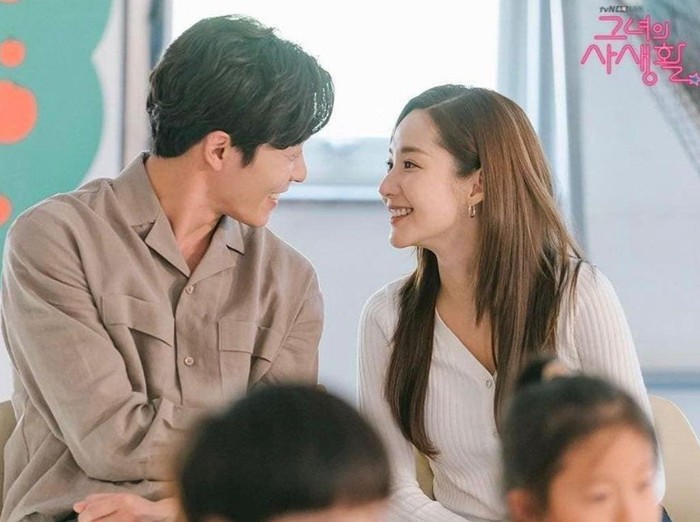 Drama Her Private Life diadaptasi dari novel berjudul Noona Fan Dot Com karya Kim Sung-yeon.