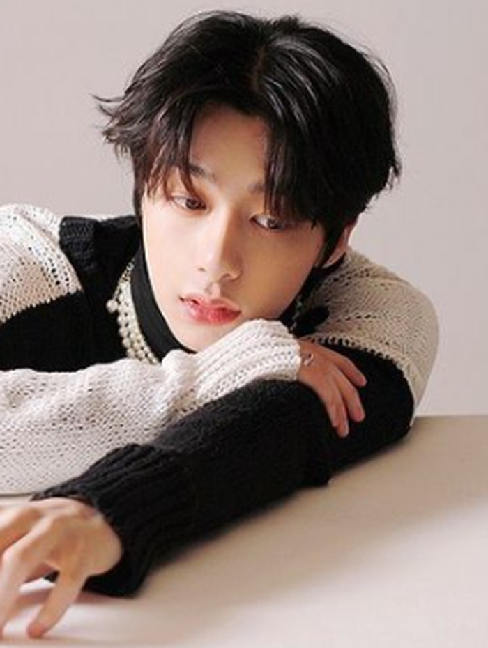 Idol K-Pop pria lainnya yaitu Hyungwon dari MONSTA X pun memiliki visual yang mewah dan berkelas. Banyak penggemar yang bilang kalau ia merupakan idol K-Pop pria dengan aura paling murni di kehidupan nyata. Setuju nggak nih, Beauties?/ Foto: instagram.com/coenffl