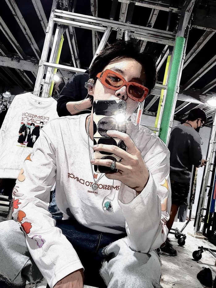 Kemudian, ada pula member BTS, J-Hope yang juga menunjukkan kecintaannya pada ARMY dengan membuat akun instagram bernama @uarmyjhope. Akun J-Hope pun langsung diserbu followers hingga 17 juta pengikut hingga Selasa, (7/12)./ Foto: instagram.com/uarmyhope