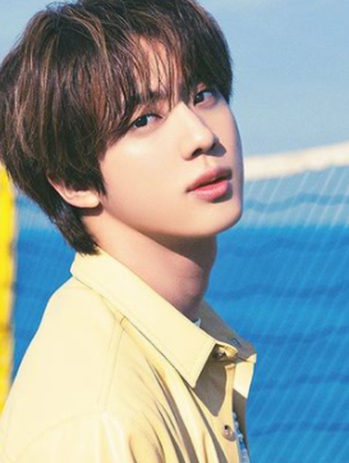 Jin dari boy group BTS yang dikenal memiliki visual lembut seperti malaikat. Ia juga mendapat julukan 