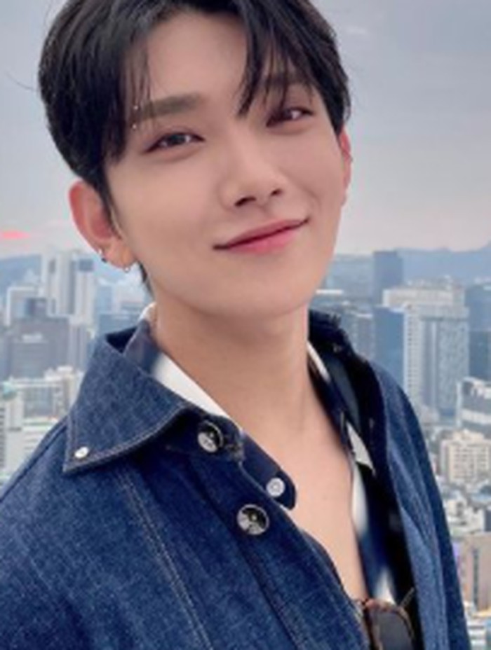 Joshua SEVENTEEN merupakan salah satu jajaran visual di dalam grup-nya. Ia juga selalu membuat penggemar 'salah fokus' dengan fitur wajahnya yang lembut, terutama ketika tersenyum manis seperti ini!/ Foto: instagram.com/joshu_acoustic
