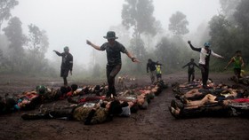 FOTO: Melawan Junta Militer Myanmar dari Balik Hutan