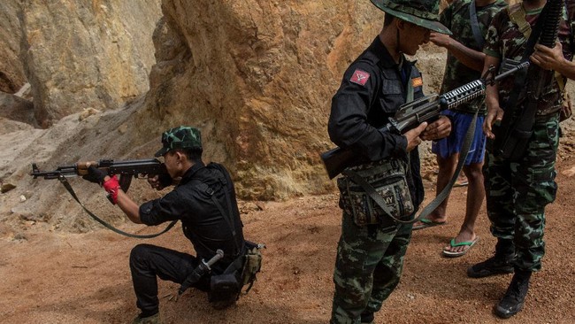 Beberapa keluarga di Myanmar memutus hubungan dengan anak, cucu, saudara, atau keponakan mereka yang diketahui melawan rezim junta militer.