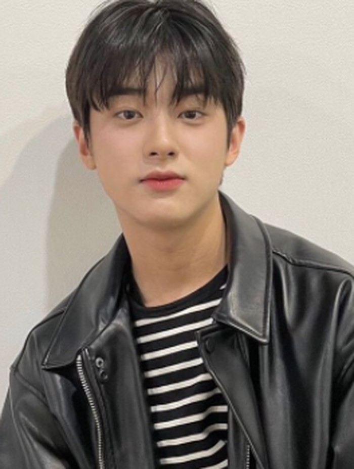 Kim Min Kyu sudah membuat publik kagum dengan penampilannya sejak menjadi kontestan dalam ajang survival show, Produce X 101. Saat ini, ia masuk dalam jajaran atas selebriti dengan visual 