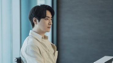 img-title Jadi Cameo di 'Our Beloved Summer', Lee Joon Hyuk Bikin Salah Fokus