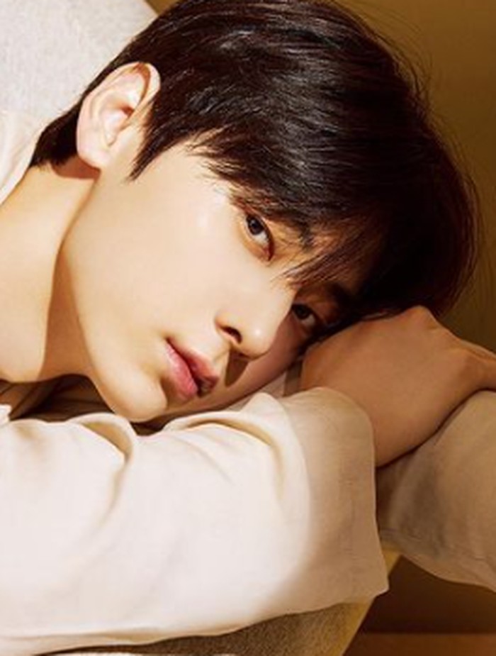 Minhyun dari grup NU'EST juga masuk dalam jajaran visual 