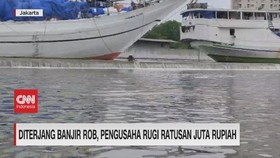 VIDEO: Diterjang Banjir Rob, Pengusaha Rugi Ratusan Juta Rupiah