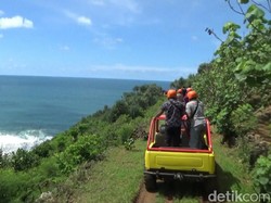 Menjangkau Hidden Gem Gunungkidul dengan Jip, Ini Pantai Watunene