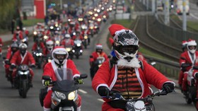 FOTO: Ribuan Biker 'Santa Claus' Banjiri Jalan Polandia Sebelum Natal