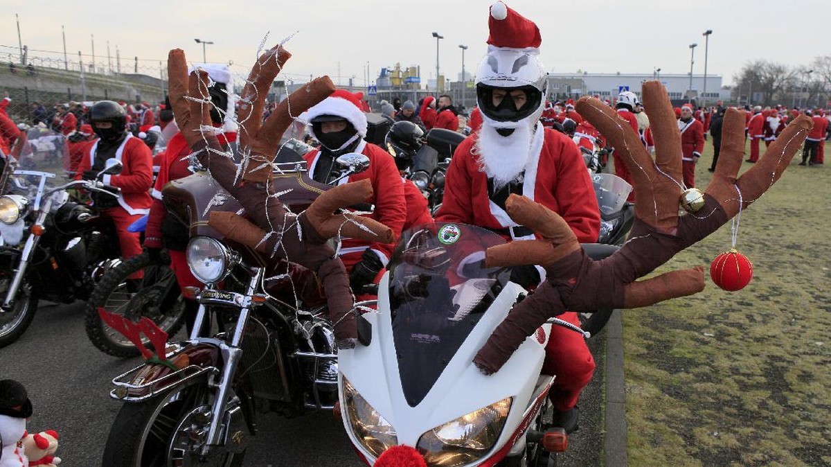 FOTO: Ribuan Biker 'Santa Claus' Banjiri Jalan Polandia Sebelum Natal