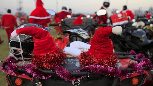 FOTO: Ribuan Biker 'Santa Claus' Banjiri Jalan Polandia Sebelum Natal
