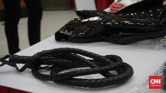 Sejumlah barang bukti diamankan dari tangan Fransiska Candra alias Siskaeee, tersangka pornografi kasus video perempuan pamer aurat di Bandara Yogyakarta.