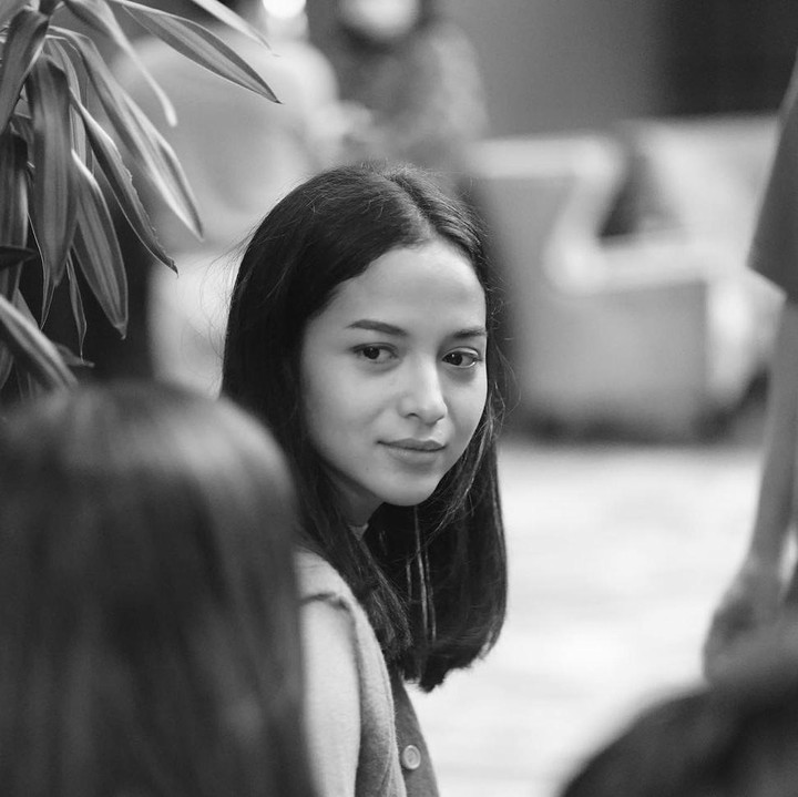 <p>Di series ini, Putri memiliki rambut lurus berwarna hitam. Cantik banget, ya! (Foto: Instagram: @putrimarino)</p>