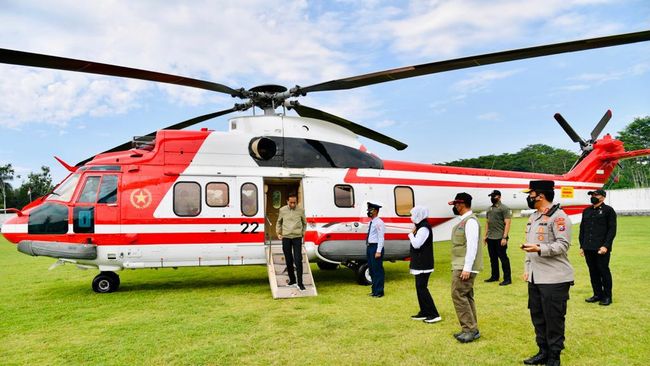 Jokowi Naik Helikopter Tembus Lokasi Pengungsi Erupsi Semeru Presiden Jokowi akan menyambangi sejumlah tenda pengungsian korban terdampak erupsi Gunung Semeru. Jokowi juga akan menengok korban luka-luka di rumah sakit.