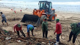 Sampah Berserakan di Sepanjang Pantai Kuta Bali Mencapai 30 Ton