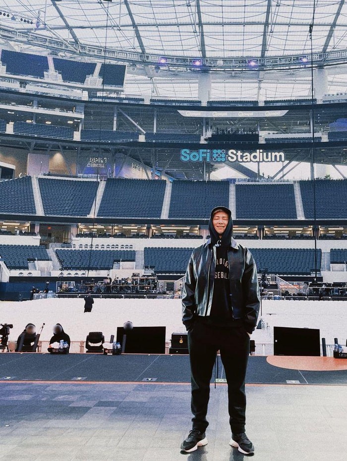 Sang leader RM melalui akun pribadi instagram-nya, @rkive membagikan fotonya yang tengah berdiri di SoFi Stadium. Per hari Selasa, (7/12), pengikut di akun pribadinya sudah mencapai 17 juta dan dipastikan akan terus bertambah./ Foto: instagram.com/rkive