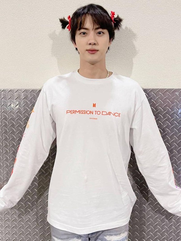 Sang visual di grup, yaitu BTS Jin mengunggah foto dengan T-Shirt putih bertuliskan Permisson To Dance dan ikat rambut yang membuat fans kian merasa kalau sang idola sangat menggemaskan. Akun pribadinya dengan nama @jin sudah diikuti 17.3 juta pengikut hingga saat ini/ Foto: instagram.com/@jin